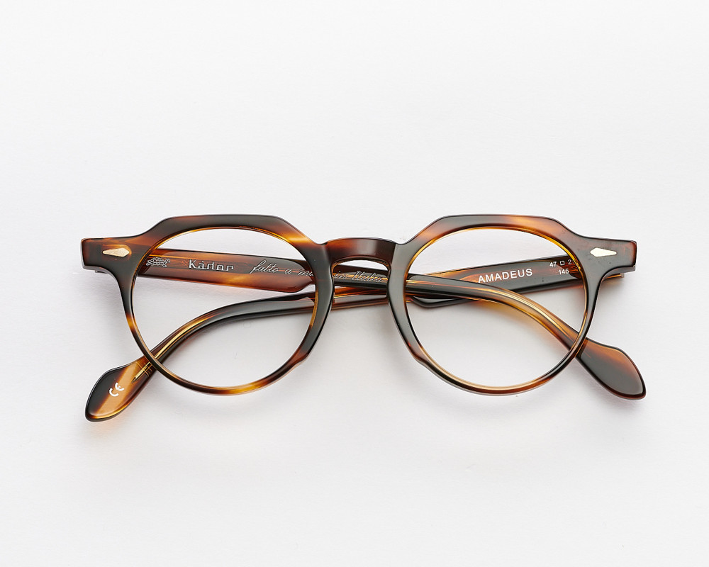 Thin and hexagonal-shaped eyeglasses model Amadeus in stripped havana color